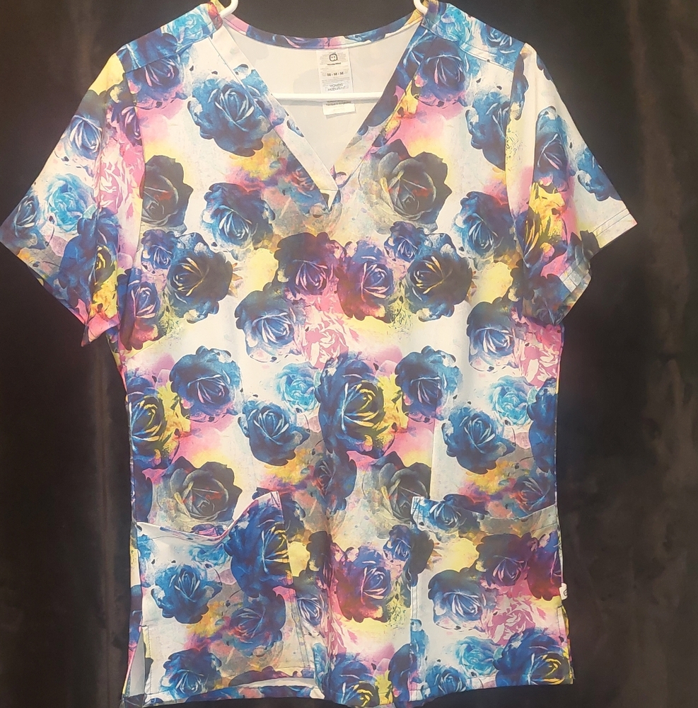 Women's Wonder Wink Size Medium Scrub Top.